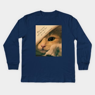 Charles Dickens quote: What greater gift than the love of a cat? Kids Long Sleeve T-Shirt